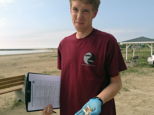 Students are urging local governments to ban smoking on beaches